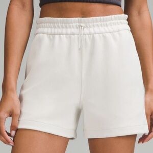 Lululemon - bone - softstream 4” shorts